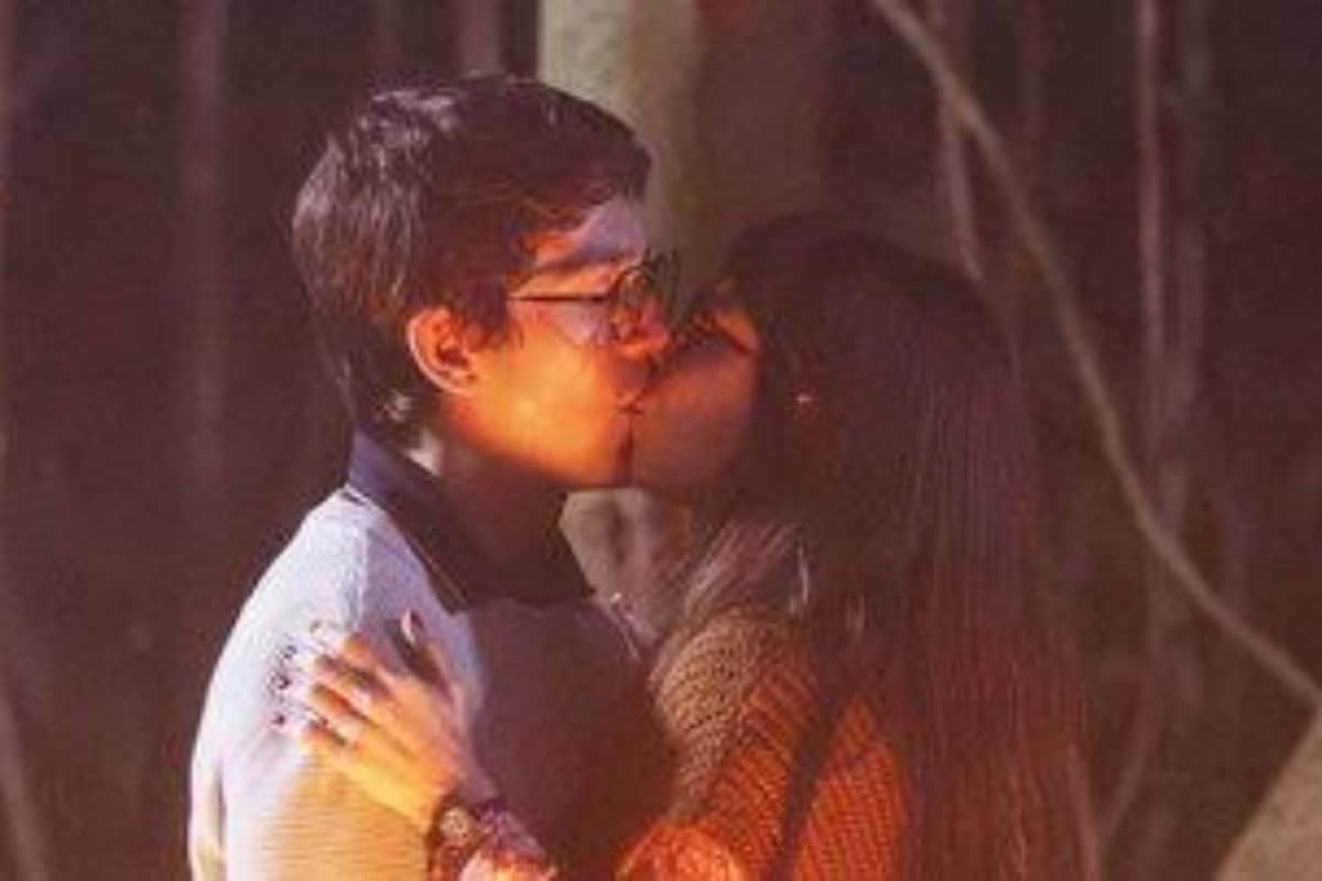 Lupita (Daphne Bozaski) e Guto (Daniel Rangel) se beijam apaixonadamente em meio à mata.