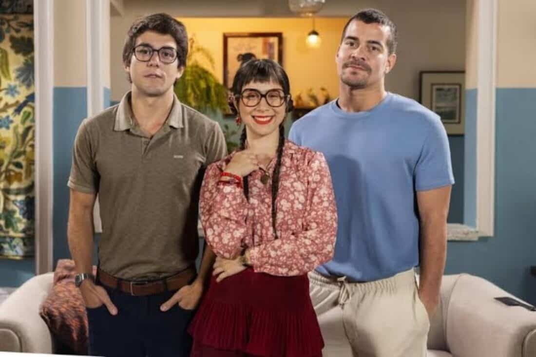 Lupita olha para Júpiter com irritação, enquanto Guto tenta confortá-la.