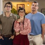 Lupita olha para Júpiter com irritação, enquanto Guto tenta confortá-la.