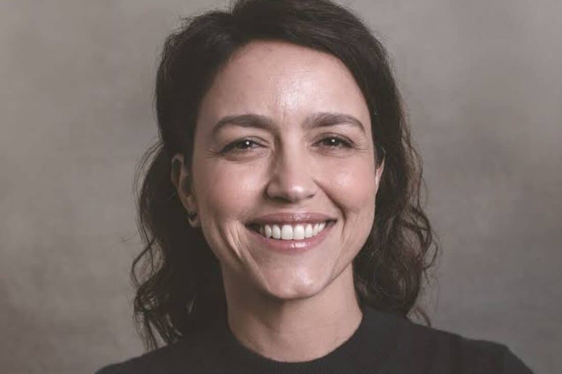 Manuela Dias, autora do remake de "Vale Tudo", em foto sorridente durante entrevista sobre o projeto.