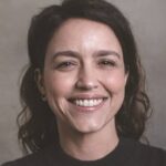 Manuela Dias, autora do remake de "Vale Tudo", em foto sorridente durante entrevista sobre o projeto.