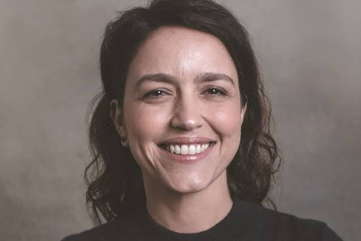 Manuela Dias, autora do remake de "Vale Tudo", em foto sorridente durante entrevista sobre o projeto.
