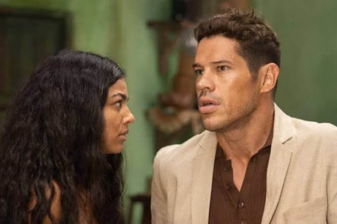 Marcelo (José Loreto) olha para Quinota (Larissa Bocchino) com um olhar de desejo e ciúme.
