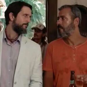 Marcos Palmeira e Vladimir Brichta se unem em um jantar em Renascer.