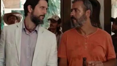 Marcos Palmeira e Vladimir Brichta se unem em um jantar em Renascer.