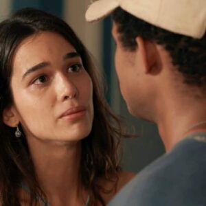 Mariana tenta seduzir João Pedro durante viagem a Ilhéus em 'Renascer