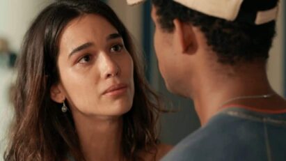 Mariana tenta seduzir João Pedro durante viagem a Ilhéus em 'Renascer