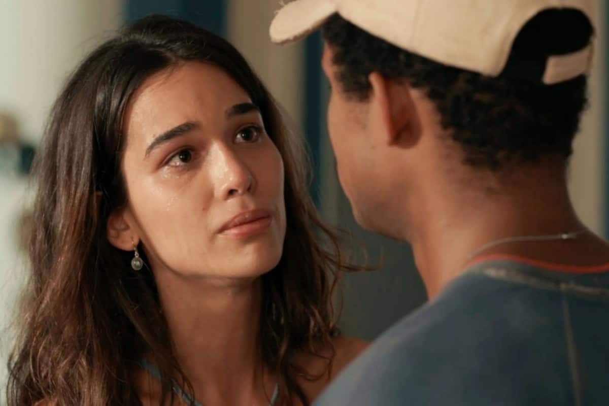 Mariana tenta seduzir João Pedro durante viagem a Ilhéus em 'Renascer