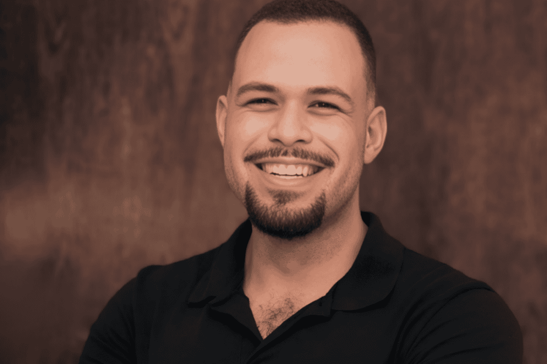 Imagem de Matheus Gonçalves em uma palestra sobre marketing global