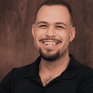 Imagem de Matheus Gonçalves em uma palestra sobre marketing global