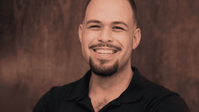 Imagem de Matheus Gonçalves em uma palestra sobre marketing global