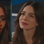 Maya (Sabrina Petraglia) olha para Jéssica (Rafa Kalimann) com um olhar de decepção e raiva.