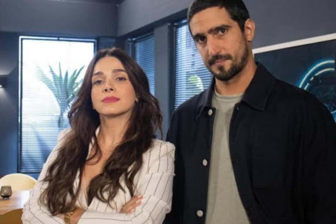 Maya socorrendo Tom após desmaio, com Vênus observando de longe, cheia de ciúmes.