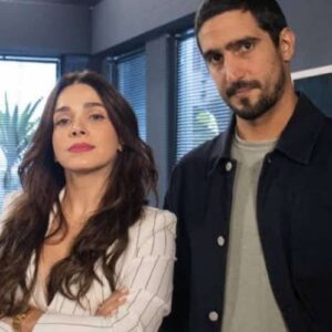 Maya socorrendo Tom após desmaio, com Vênus observando de longe, cheia de ciúmes.