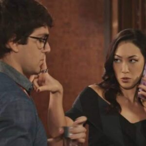 Mila se encanta por Guto e o vê com outros olhos em Família é Tudo