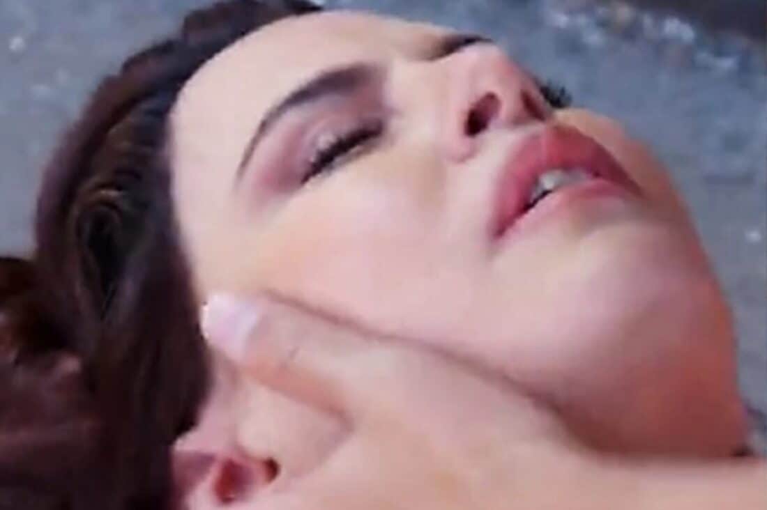 Cena dramática de Nancy sendo socorrida por Abel após ser baleada.