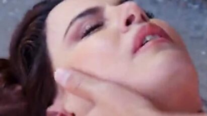 Cena dramática de Nancy sendo socorrida por Abel após ser baleada.