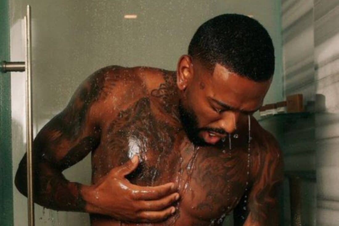 Nego do Borel posando sem camisa.