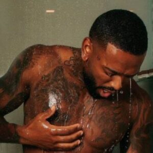 Nego do Borel posando sem camisa.