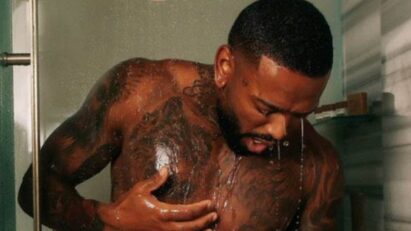 Nego do Borel posando sem camisa.