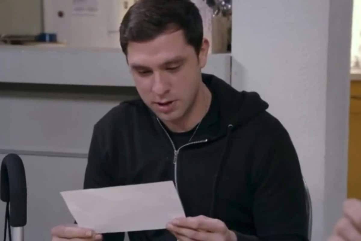 Pablo lendo a carta de Geraldo em "Contigo Sim".