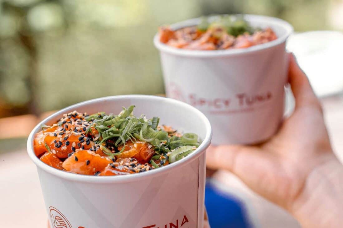 Poke havaiano: conheça a história e curiosidades do prato que contribui para o consumo de peixe no país