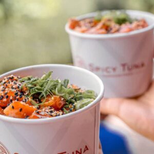 Poke havaiano: conheça a história e curiosidades do prato que contribui para o consumo de peixe no país