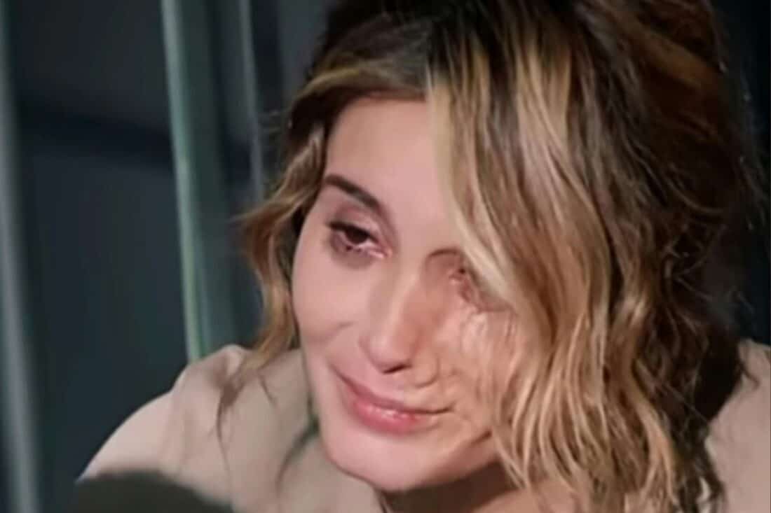 Samanta, personagem da novela Contigo Sim, com o rosto abatido e expressão de arrependimento, implora por perdão ao seu pai.