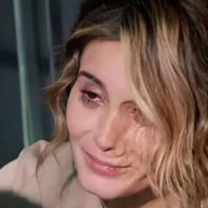 Samanta, personagem da novela Contigo Sim, com o rosto abatido e expressão de arrependimento, implora por perdão ao seu pai.