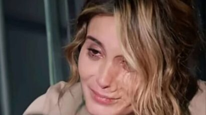 Samanta, personagem da novela Contigo Sim, com o rosto abatido e expressão de arrependimento, implora por perdão ao seu pai.