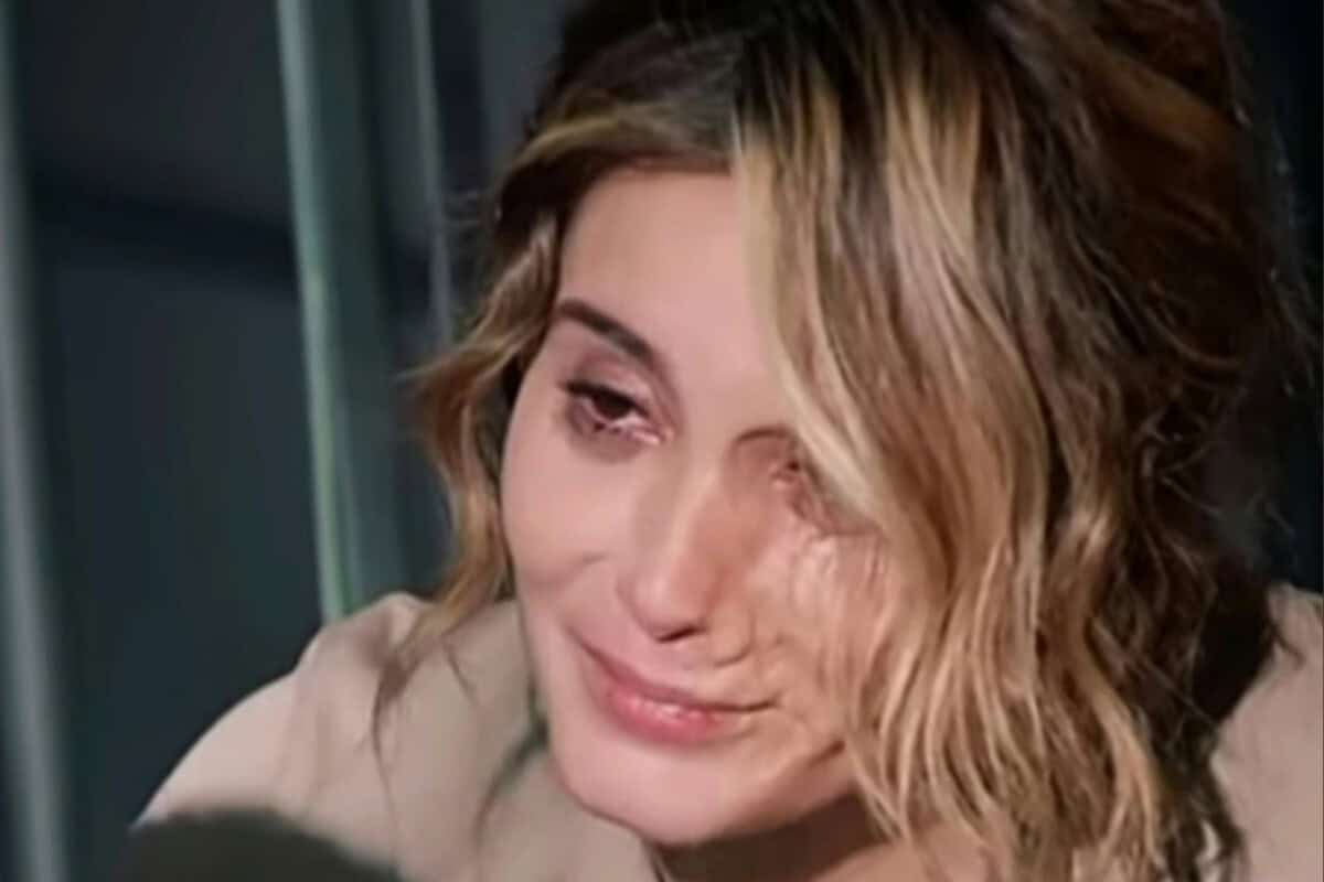 Samanta, personagem da novela Contigo Sim, com o rosto abatido e expressão de arrependimento, implora por perdão ao seu pai.