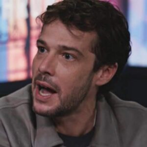 Uma imagem de Luca e Electra abraçados, com uma expressão de alivio no rosto. Jessica aparece ao fundo, olhando furiosa.