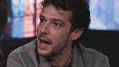 Uma imagem de Luca e Electra abraçados, com uma expressão de alivio no rosto. Jessica aparece ao fundo, olhando furiosa.