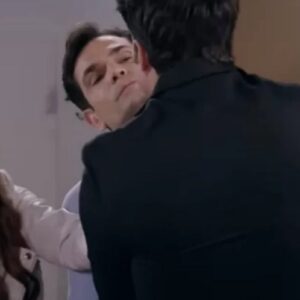 Cena de Contigo Sim mostrando Dário e Clarinha se beijando. Álvaro aparece ao fundo, entrando no quarto sem querer e com uma expressão de choque no rosto.