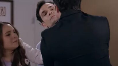 Cena de Contigo Sim mostrando Dário e Clarinha se beijando. Álvaro aparece ao fundo, entrando no quarto sem querer e com uma expressão de choque no rosto.