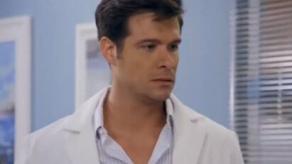 Leonardo, personagem da novela Contigo Sim, em um consultório médico, com expressão séria e mãos cruzadas, conversando com Ângela.