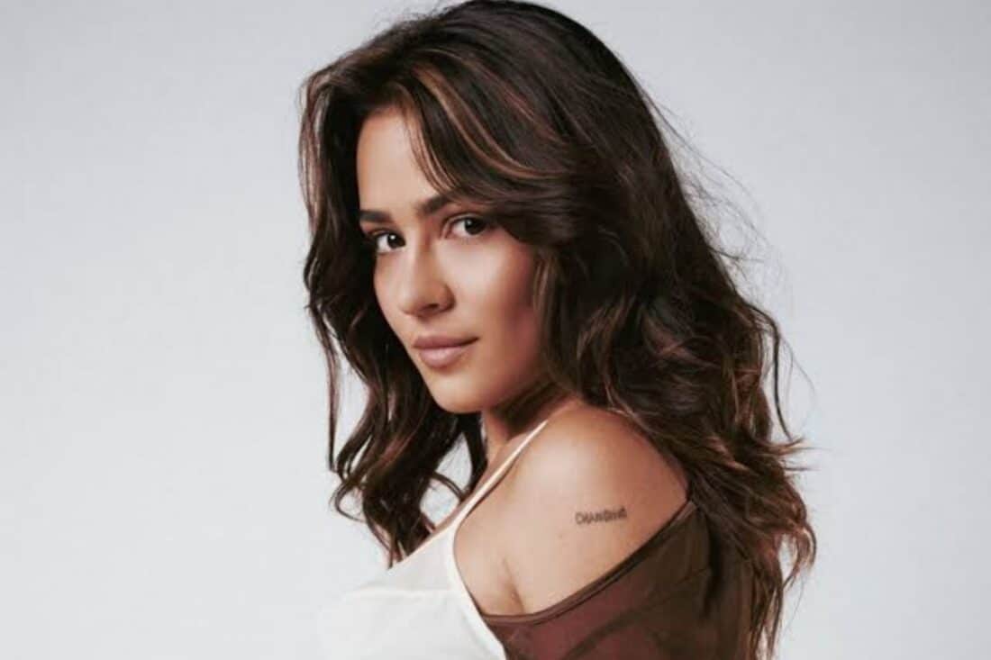 Imagem de Giullia Buscacio: Giullia Buscacio sorrindo, candidata ao papel de Maria de Fátima.