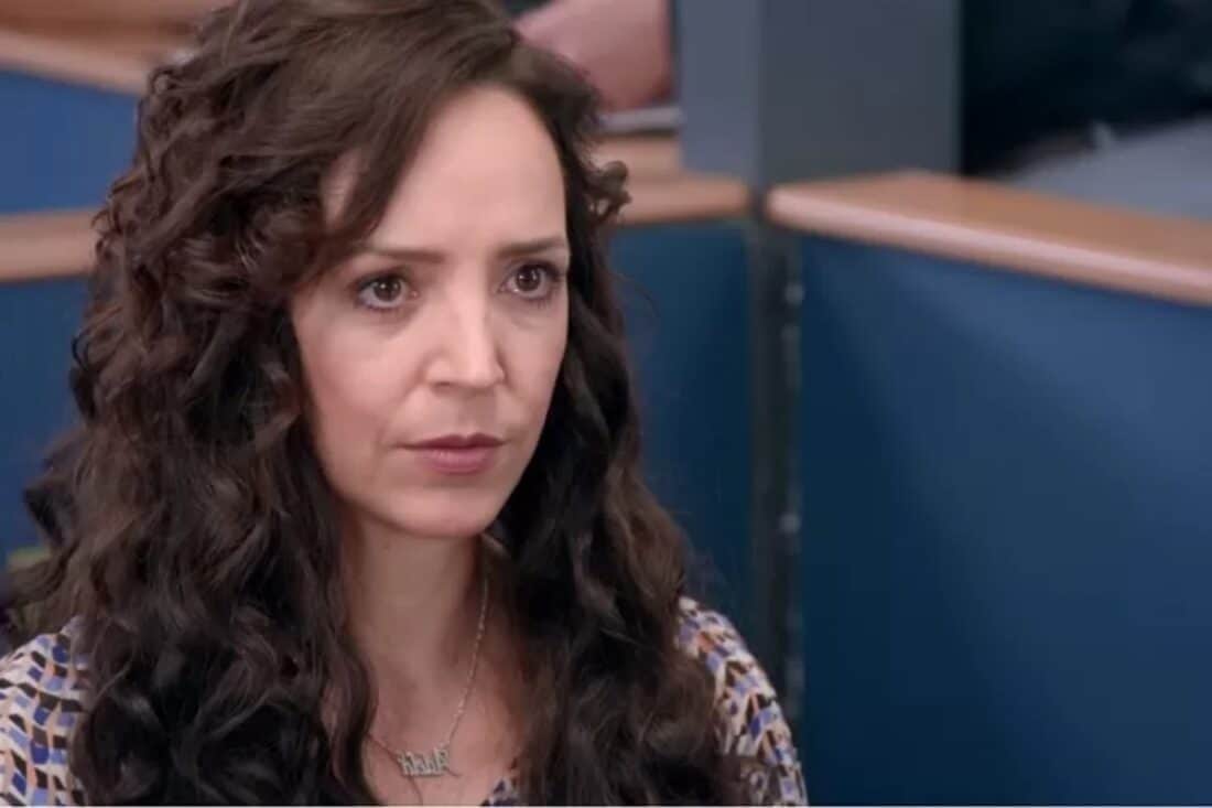 Adela se entregando na delegacia