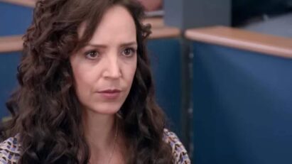 Adela se entregando na delegacia