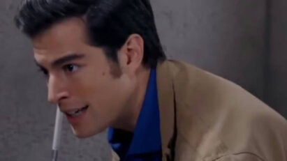 Álvaro e Nestor discutem os próximos passos do sequestro em uma casa abandonada.