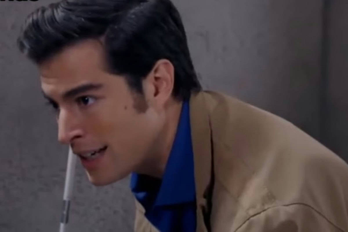 Álvaro e Nestor discutem os próximos passos do sequestro em uma casa abandonada.