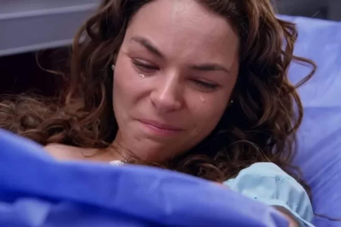Ângela em trabalho de parto dentro da ambulância em “Contigo Sim”.
