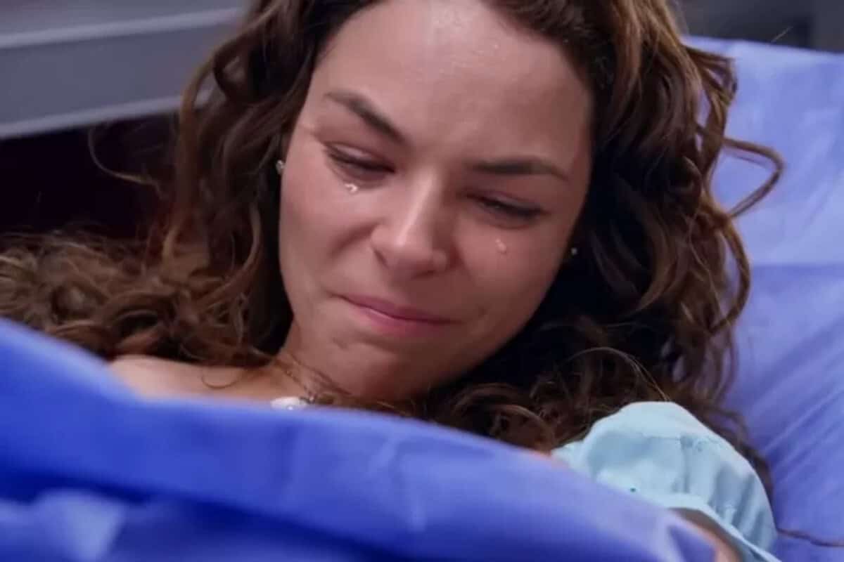 Ângela em trabalho de parto dentro da ambulância em “Contigo Sim”.
