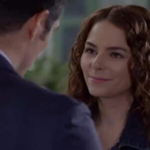 Angela emocionada após aceitar o pedido de casamento de Leonardo na novela
