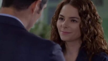 Angela emocionada após aceitar o pedido de casamento de Leonardo na novela