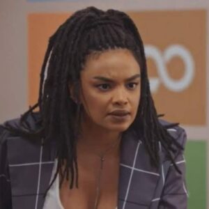 Cena de 'Família É Tudo' mostrando Paulina, com expressão de remorso, conversando com Wilson, que tem um olhar preocupado.