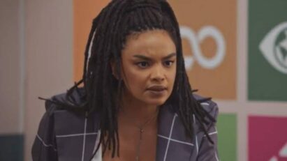 Cena de 'Família É Tudo' mostrando Paulina, com expressão de remorso, conversando com Wilson, que tem um olhar preocupado.