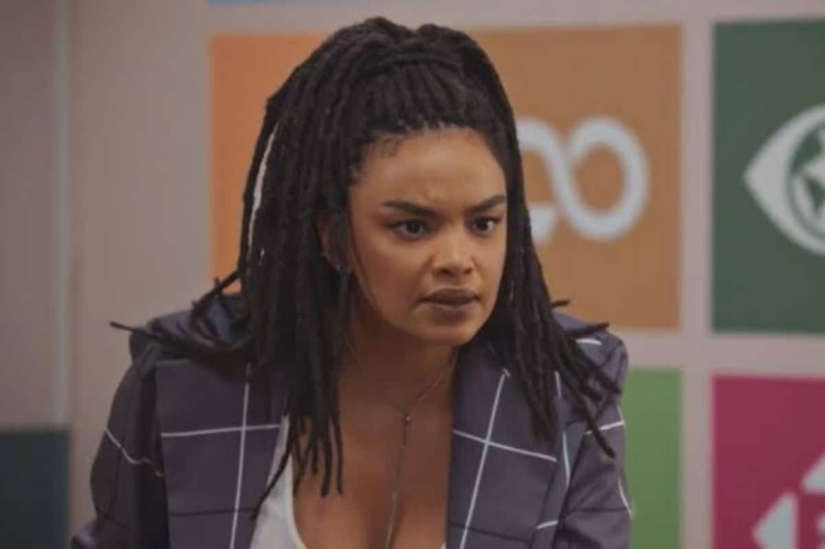 Cena de 'Família É Tudo' mostrando Paulina, com expressão de remorso, conversando com Wilson, que tem um olhar preocupado.