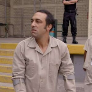 Cena em que Félix é humilhado por outros presos dentro da cela.