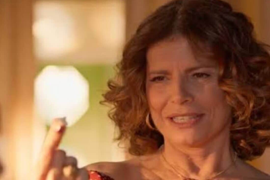 Deodora (Debora Bloch) em cena de No Rancho Fundo planejando sua próxima armadilha